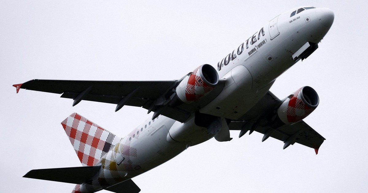 Một hãng hàng không tăng giá vé đã bán vì giá xăng tăng trước giờ cất cánh