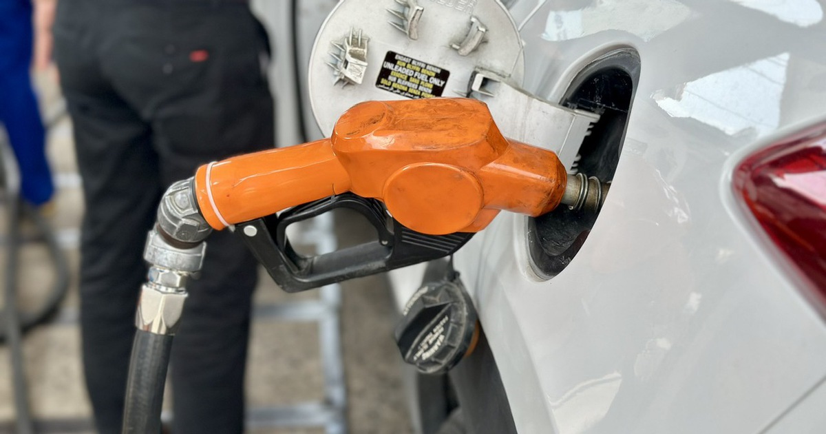 Giá xăng dầu hôm nay 15.4.2026: Lao dốc gần 8%