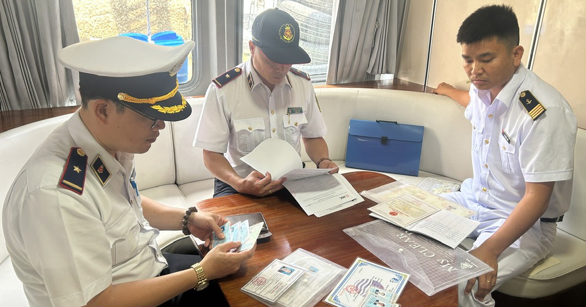 TP.HCM tăng cường kiểm tra tàu chở khách trên sông Sài Gòn dịp lễ