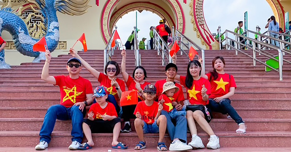 Suối Tiên hút khách dịp lễ với 1.000 vé miễn phí và 10.000 phần gạo lộc