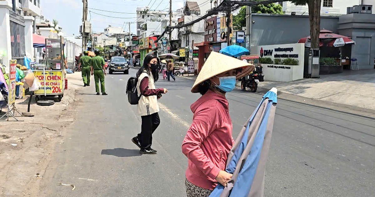 Hàng rong 'bủa vây' cổng trường ở TP.HCM, thấy lực lượng chức năng liền tháo chạy