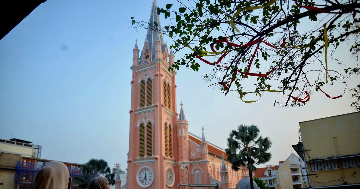 Hoàng hôn ở ‘nhà thờ hồng’ hơn 150 tuổi cuốn hút người trẻ đến check-in