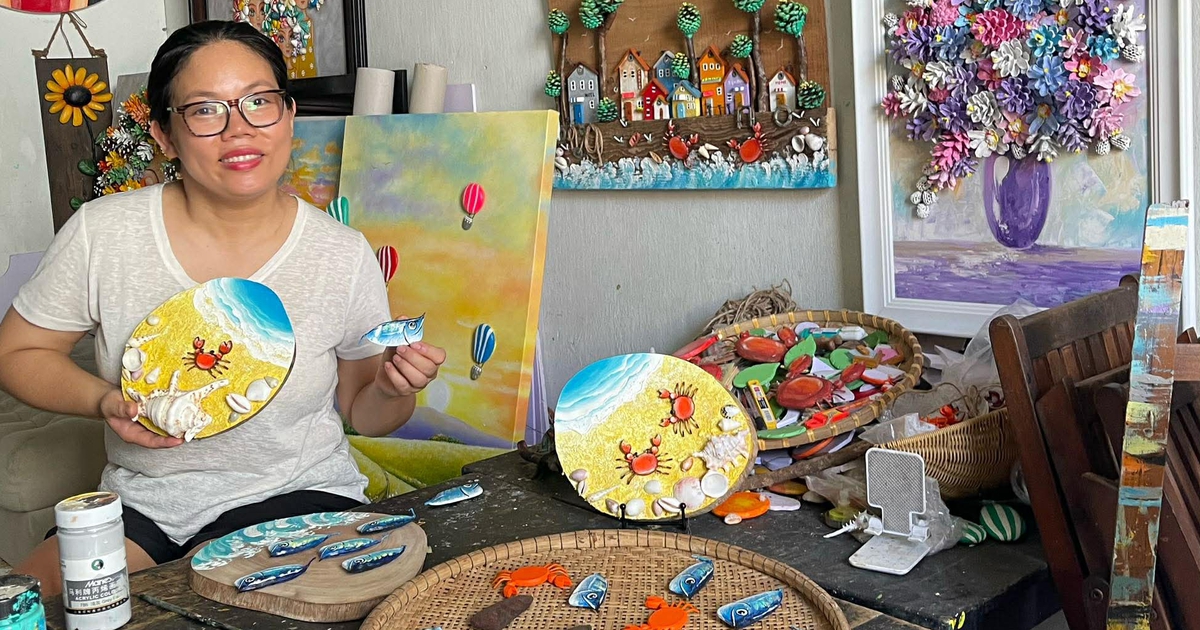 Họa sĩ 'vẽ' bằng quả khô, vỏ ốc, cành cây