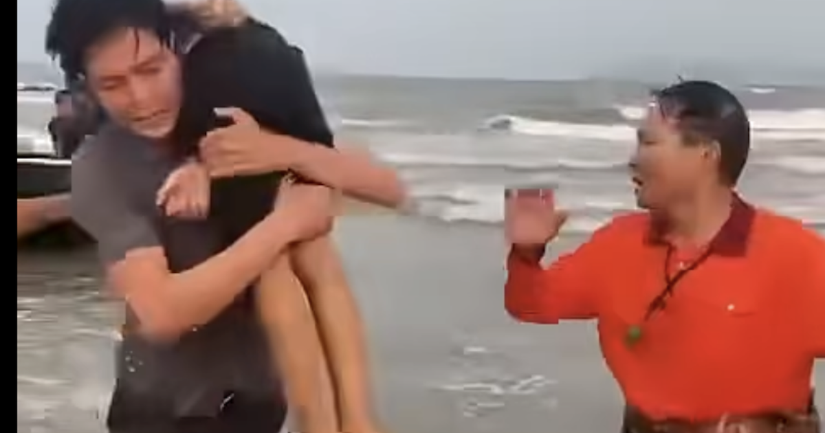 Hai anh em sinh đôi bị sóng cuốn trôi trên biển Cửa Lò