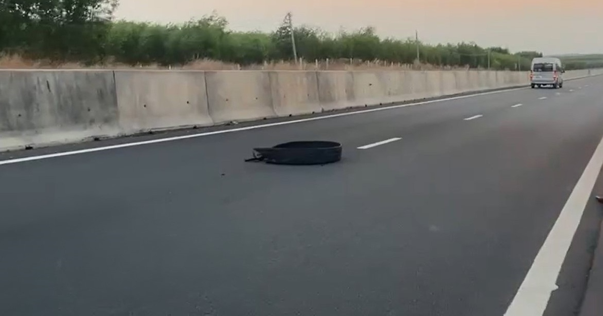 Lốp xe vương vãi trên cao tốc, tiềm ẩn nguy cơ gây tai nạn