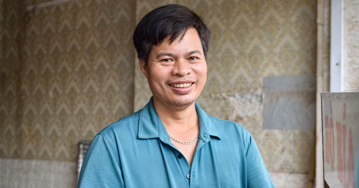 Anh bán bò bía nổi tiếng nhất Hà Nội vì đôi mắt 'đảo như rang lạc'