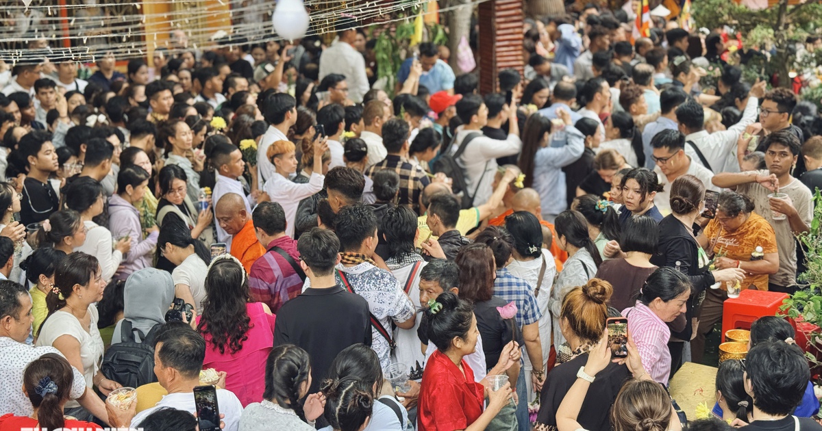 Biển người chen kín chùa Candaransi dự lễ tắm Phật dịp Tết Chôl Chnăm Thmây