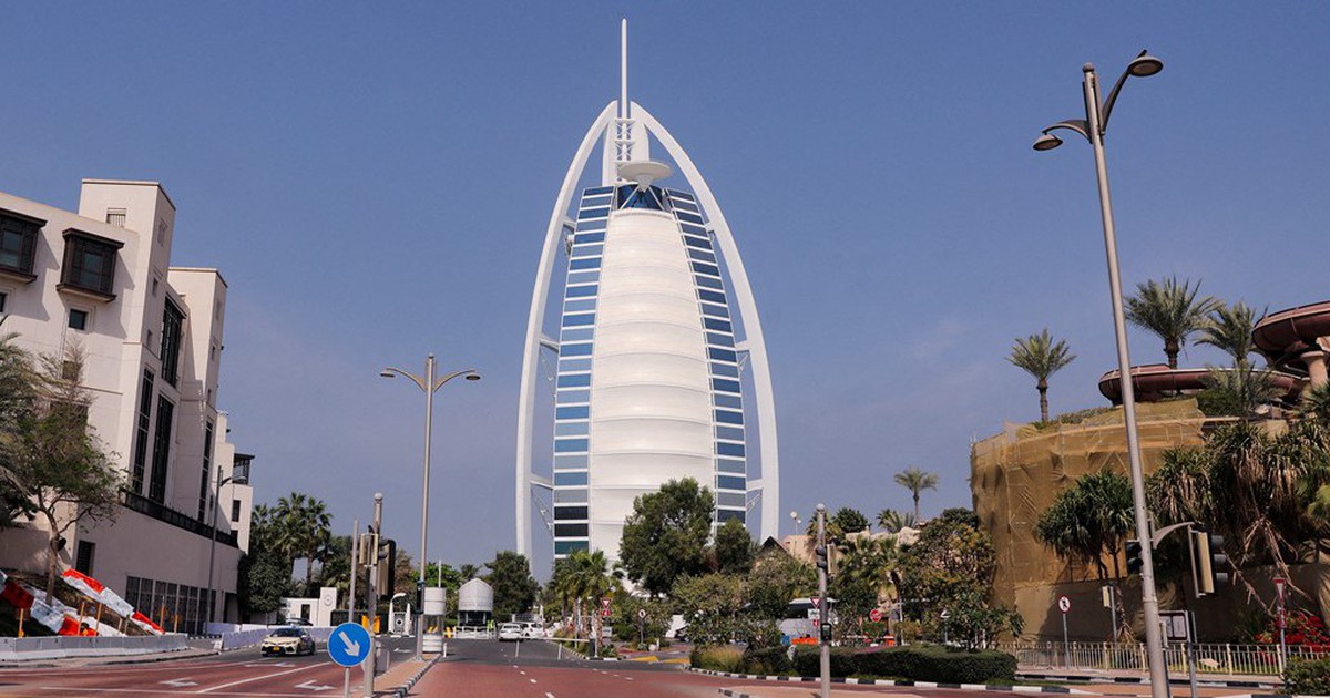 Khách sạn ‘cánh buồm’ nổi tiếng ở Dubai đóng cửa 18 tháng