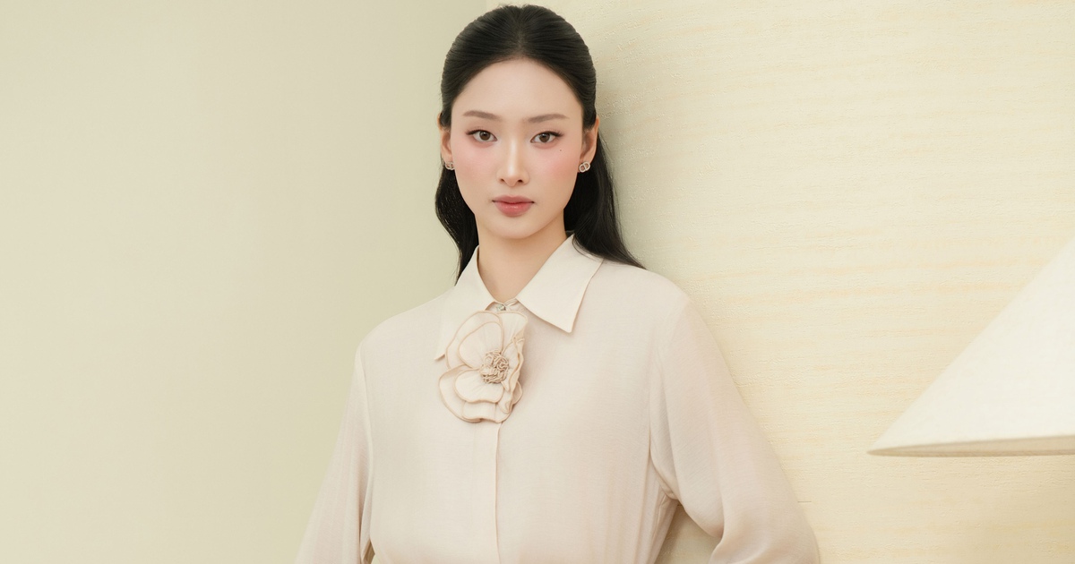 Tủ đồ của nàng công sở không thể thiếu áo sơ mi lụa trắng