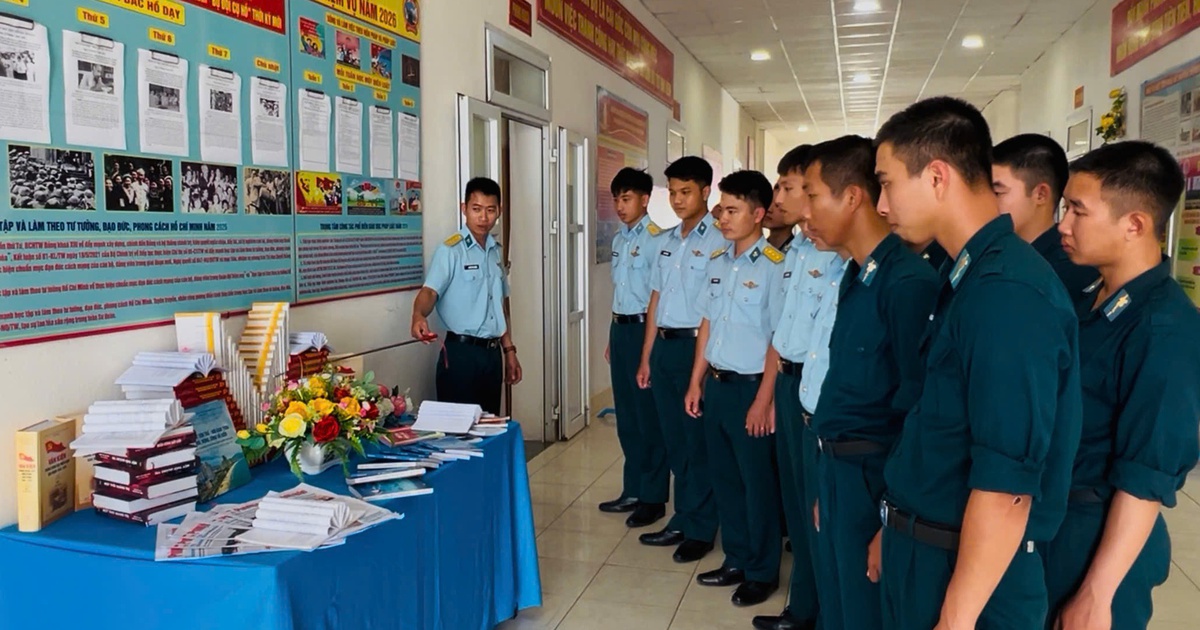 Bộ đội phòng không xếp sách thành 'cột mốc chủ quyền' lan tỏa văn hóa đọc