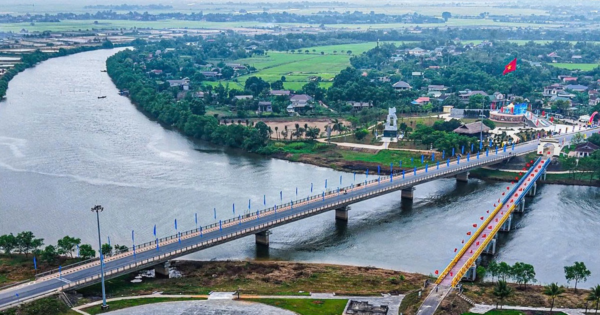 Đứng trên cầu Hiền Lương, người Quảng Trị xúc động trước ngày hội lớn