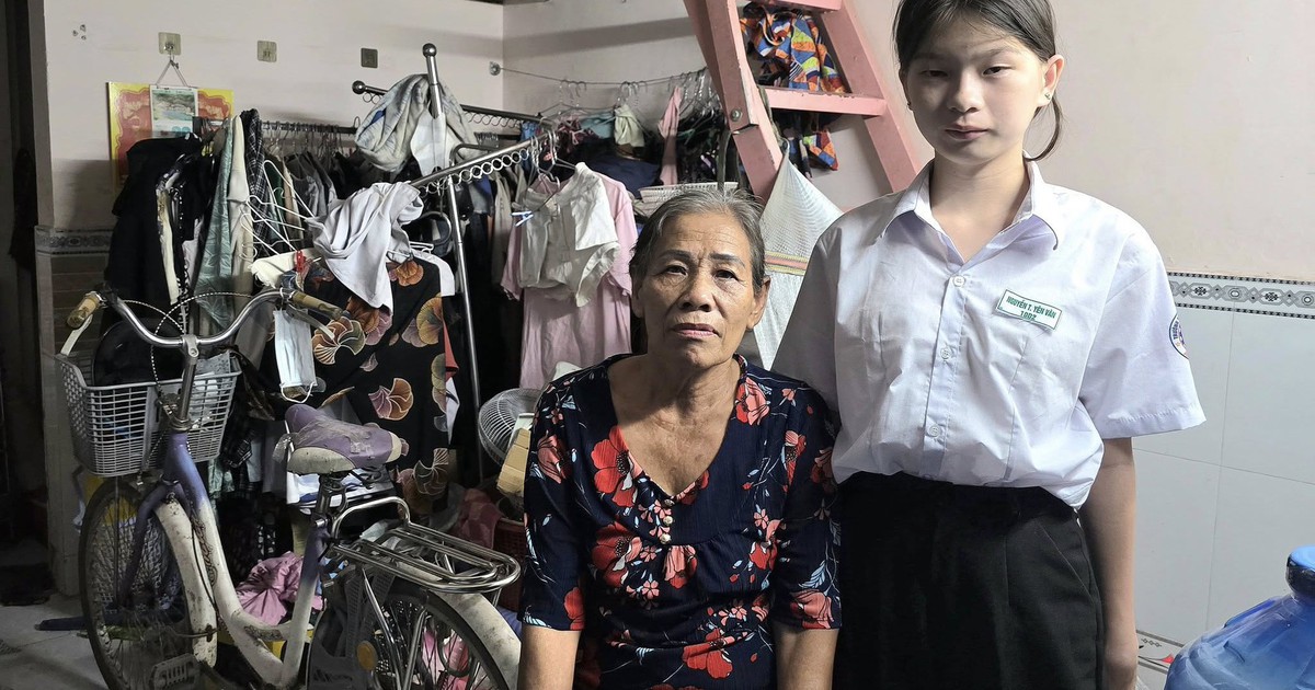 Người mẹ nghèo quét rác cho con nuôi ăn học ở Cần Thơ, thương hơn máu mủ