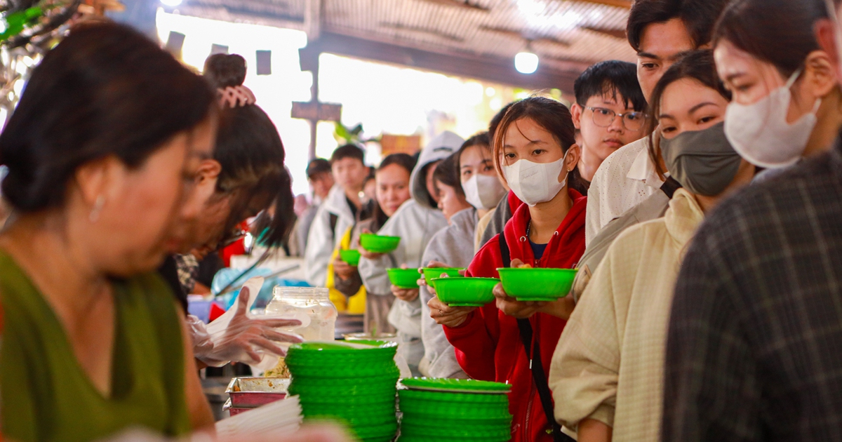 Buffet chay ở chùa TP.HCM có gì đặc biệt mà thu hút hàng ngàn người?