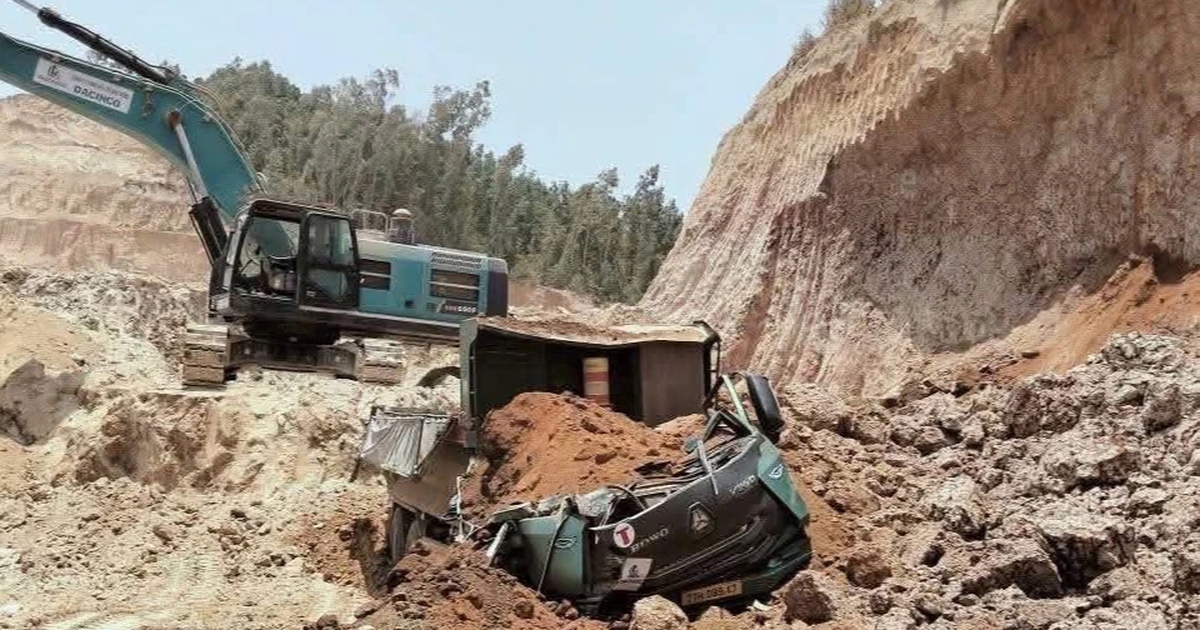 Sạt lở mỏ đất vùi lấp cabin, tài xế tử vong tại chỗ