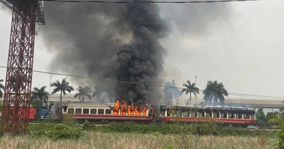 Tàu khách Hải Phòng - Hà Nội bất ngờ bốc cháy, 2 toa bị thiêu rụi