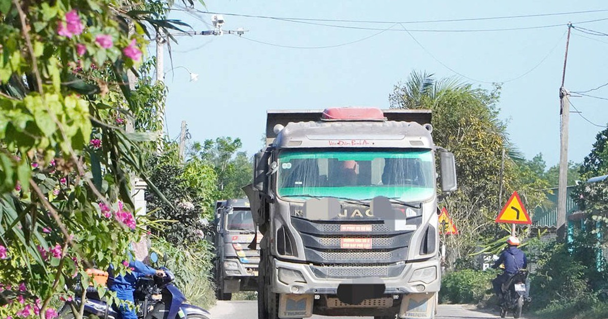 Khổ vì bụi, tiếng ồn từ xe tải thi công sân bay