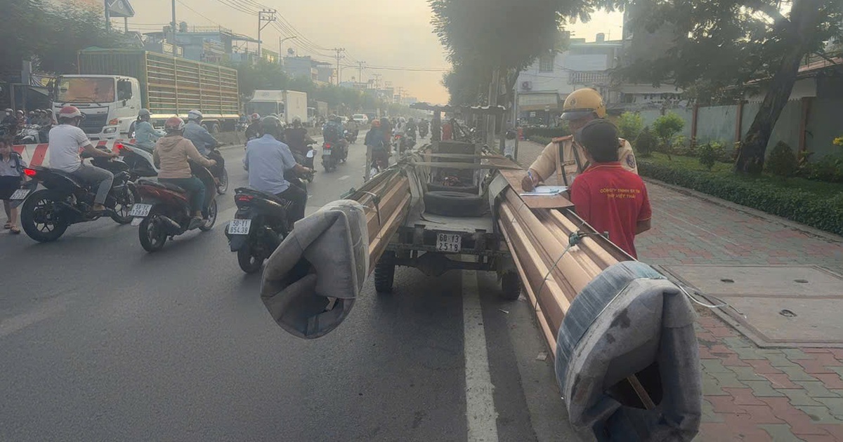 Xe ba bánh chở tôn, thép dài loằng ngoằng: CSGT TP.HCM xử lý gần 200 trường hợp