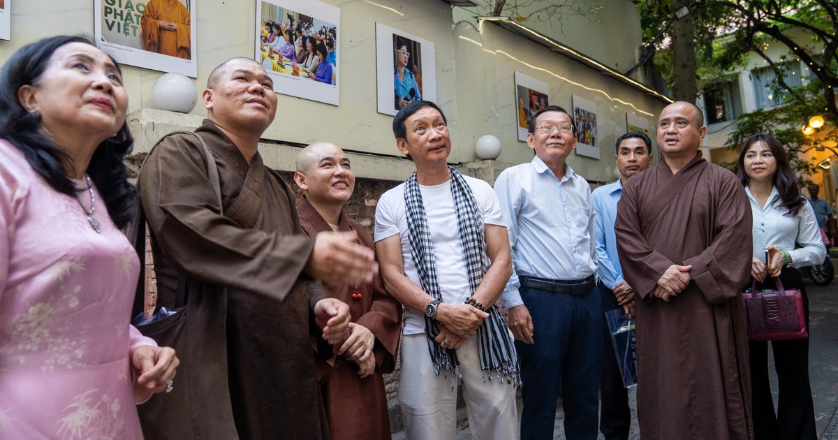 Sự tĩnh lặng của người tu hành và những phận đời vượt bóng tối qua bộ ảnh giàu cảm xúc