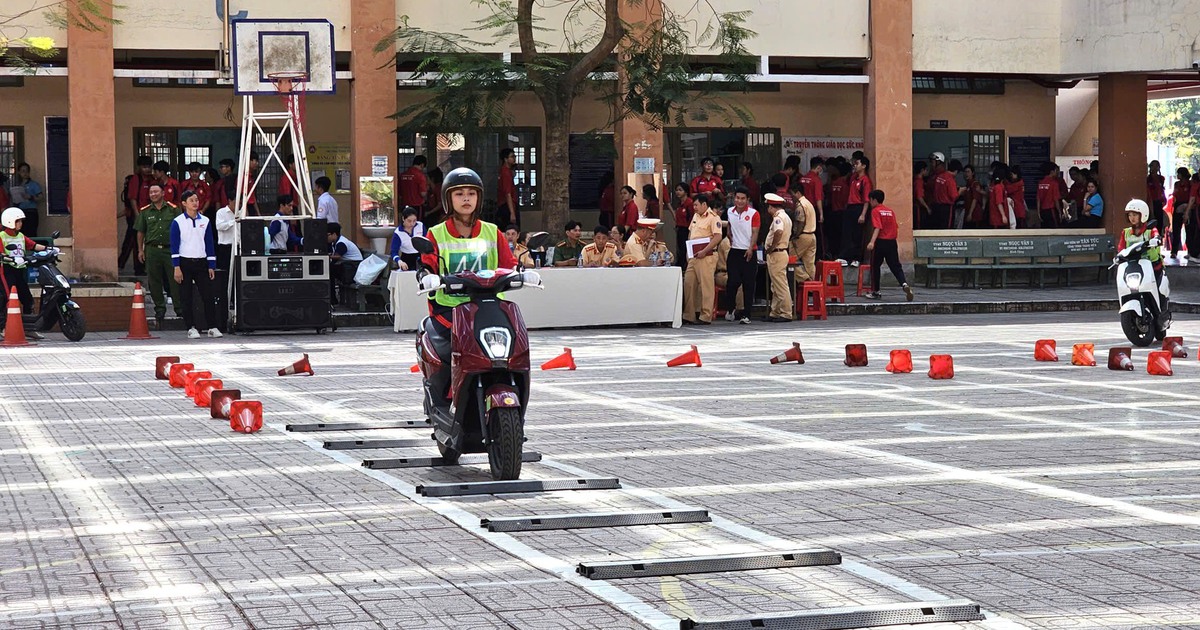 Học sinh THPT ở TP.HCM hào hứng với kỹ năng lái xe an toàn năm 2026