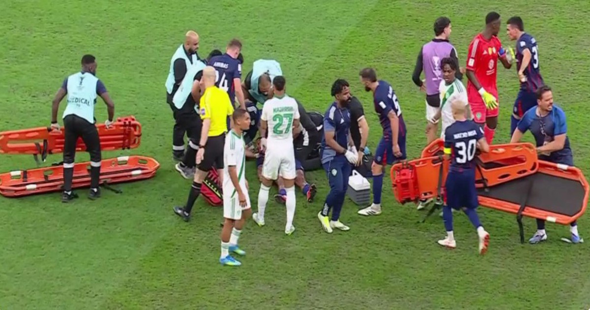 Cầu thủ chấn thương kinh hoàng phải khâu 30 mũi, đội bóng Malaysia bị loại đau đớn