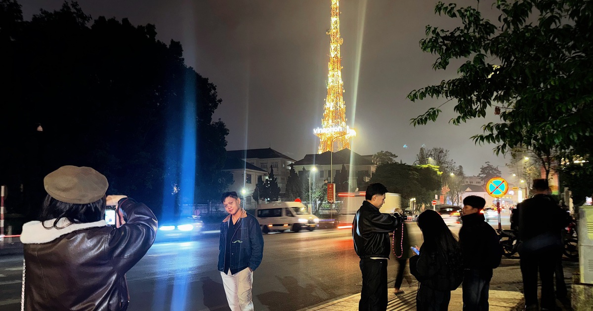 Bạn trẻ rủ nhau ‘săn’ ảnh ‘tháp Eiffel’ giữa lòng Đà Lạt