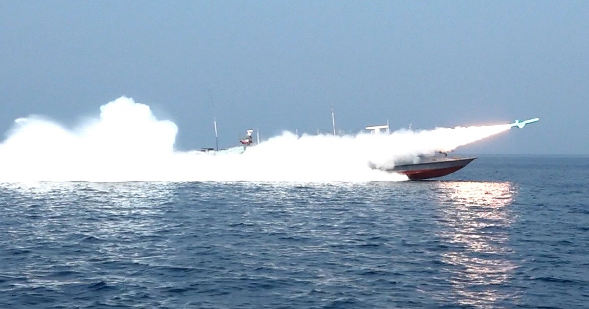 Rộ tin tàu Iran khai hỏa về phía tàu dầu tại eo biển Hormuz