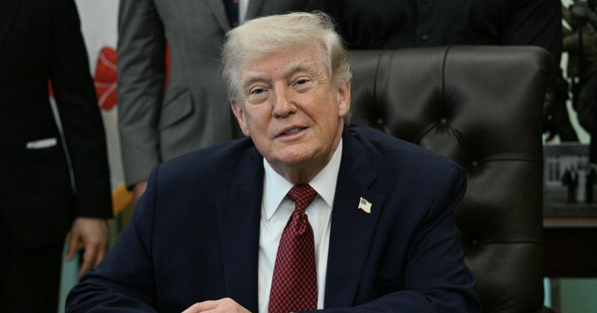 Eo biển Hormuz lại bị đóng, ông Trump tuyên bố không để Iran 'tống tiền'