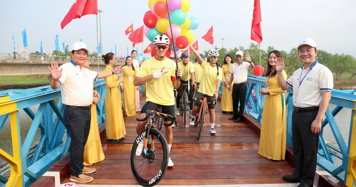 Đạp xe qua miền ký ức chiến tranh, gửi thông điệp hòa bình ra thế giới