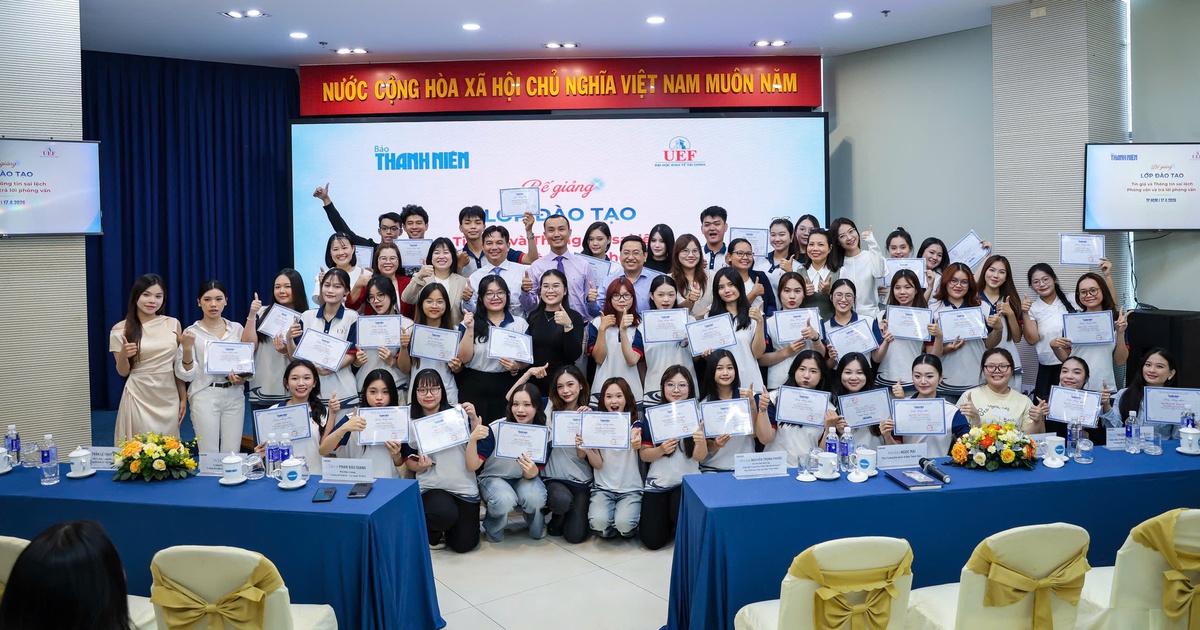 Sinh viên UEF gặp chính khách, nghệ sĩ khi học thực tế tại tòa soạn báo