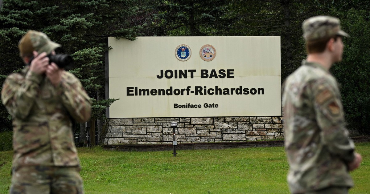 Chạm trán gấu nâu, hai binh sĩ Mỹ bị thương