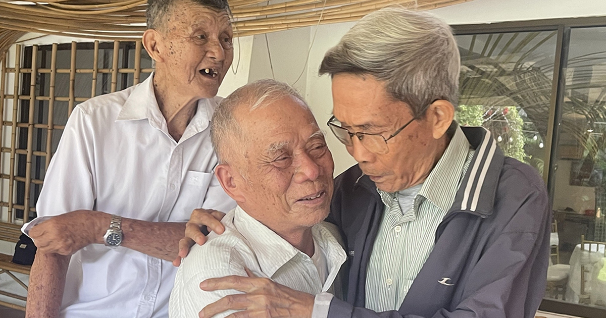 Cuộc gặp gỡ xúc động của những người bước ra từ 'địa ngục trần gian'