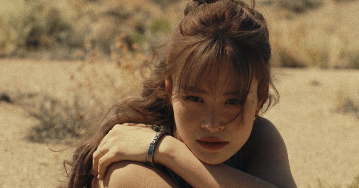 Đông Nhi: Càng tỏa sáng, càng cô độc