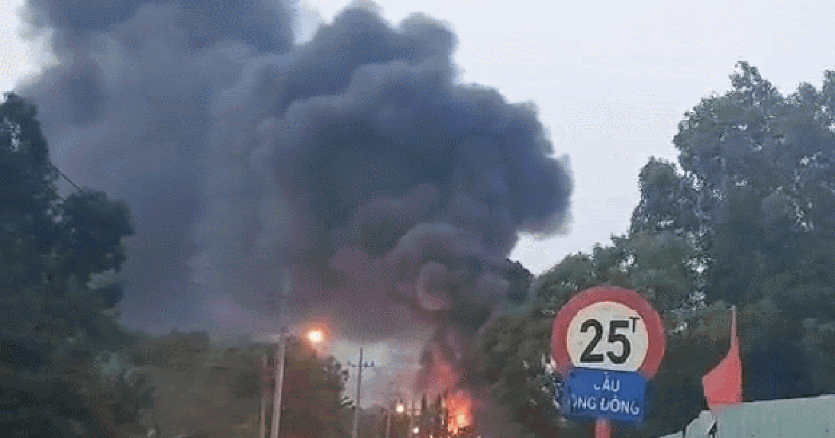 Cháy nhà xưởng gần cây xăng ở TP.HCM, cột khói đen cuồn cuộn bốc lên