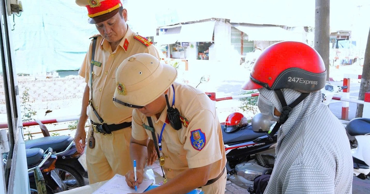 Những lỗi người điều khiển xe máy, ô tô hay mắc phải khi đứng gần đường tàu?