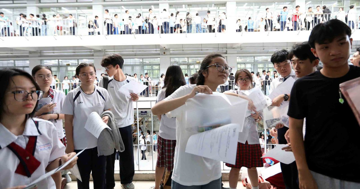 Học liệu ôn thi bùng nổ: Lối đi nào cho người học ?