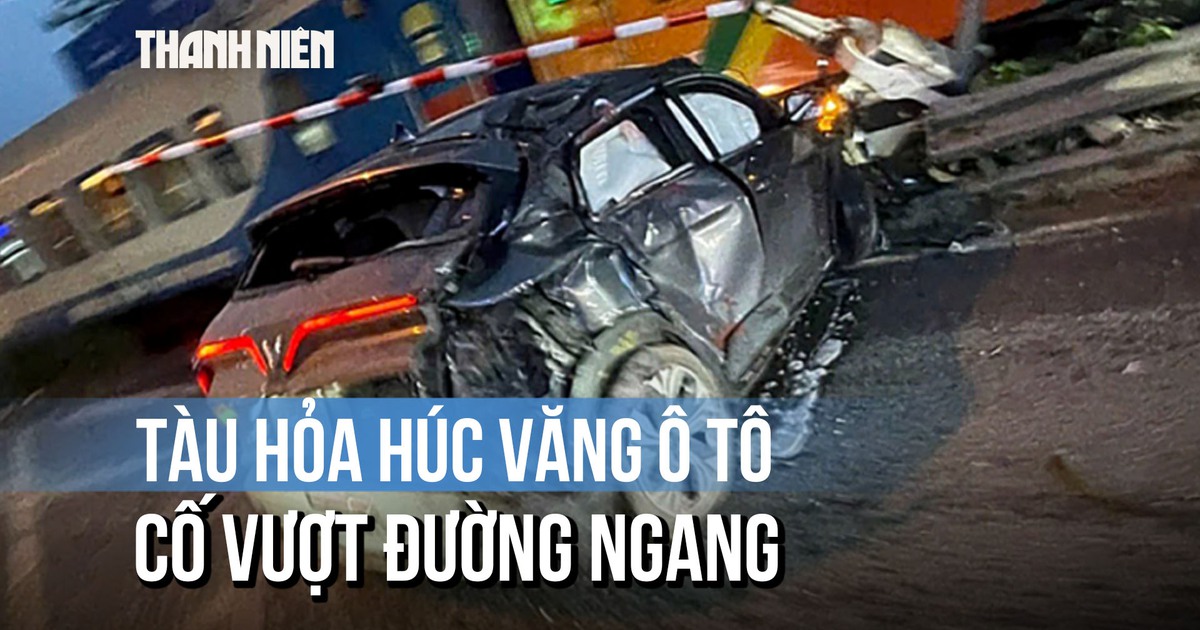 Thót tim khoảnh khắc tàu hỏa húc văng ô tô kẹt giữa thanh chắn đường ngang tại Hà Nội