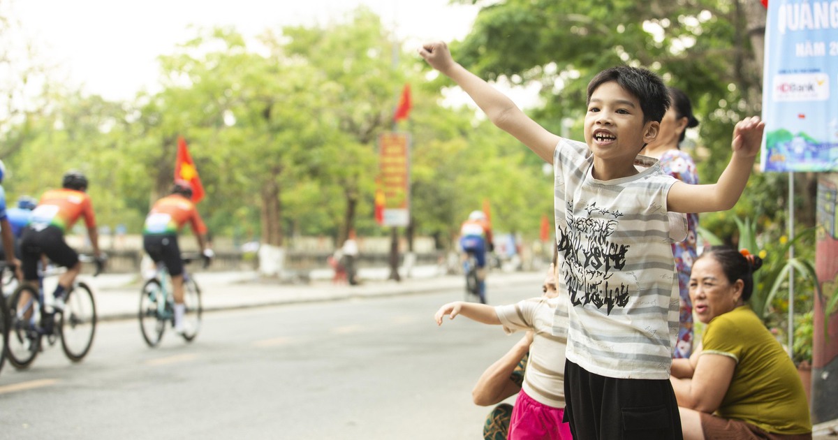 Người dân và du khách thành cổ hào hứng chứng kiến hàng trăm tay đua tranh tài
