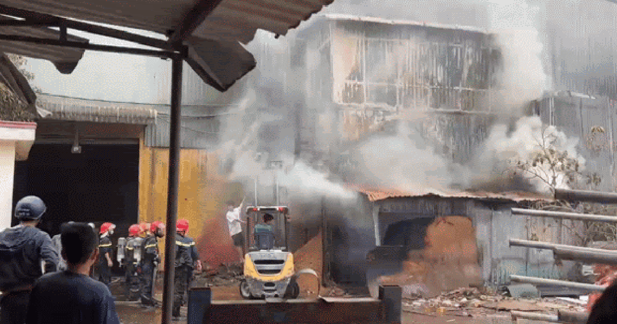 TP.HCM: Cháy xưởng gỗ gần vòng xoay An Phú, khói đen cuồn cuộn