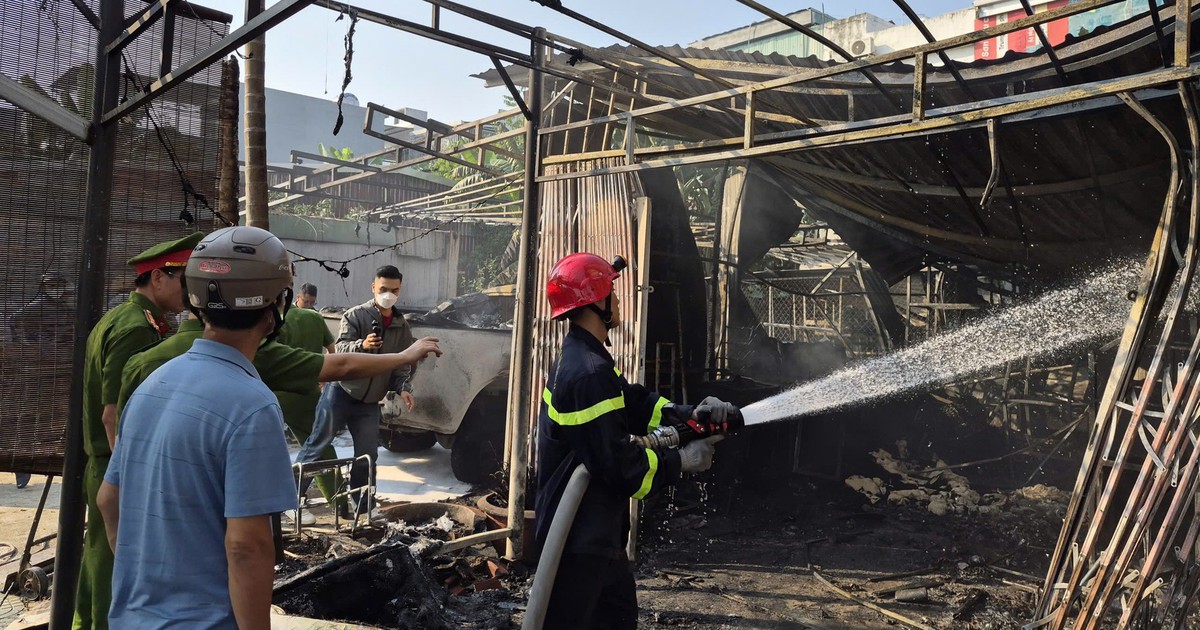 Cháy kho hàng gia dụng ở Đà Nẵng, thiêu rụi ô tô bán tải