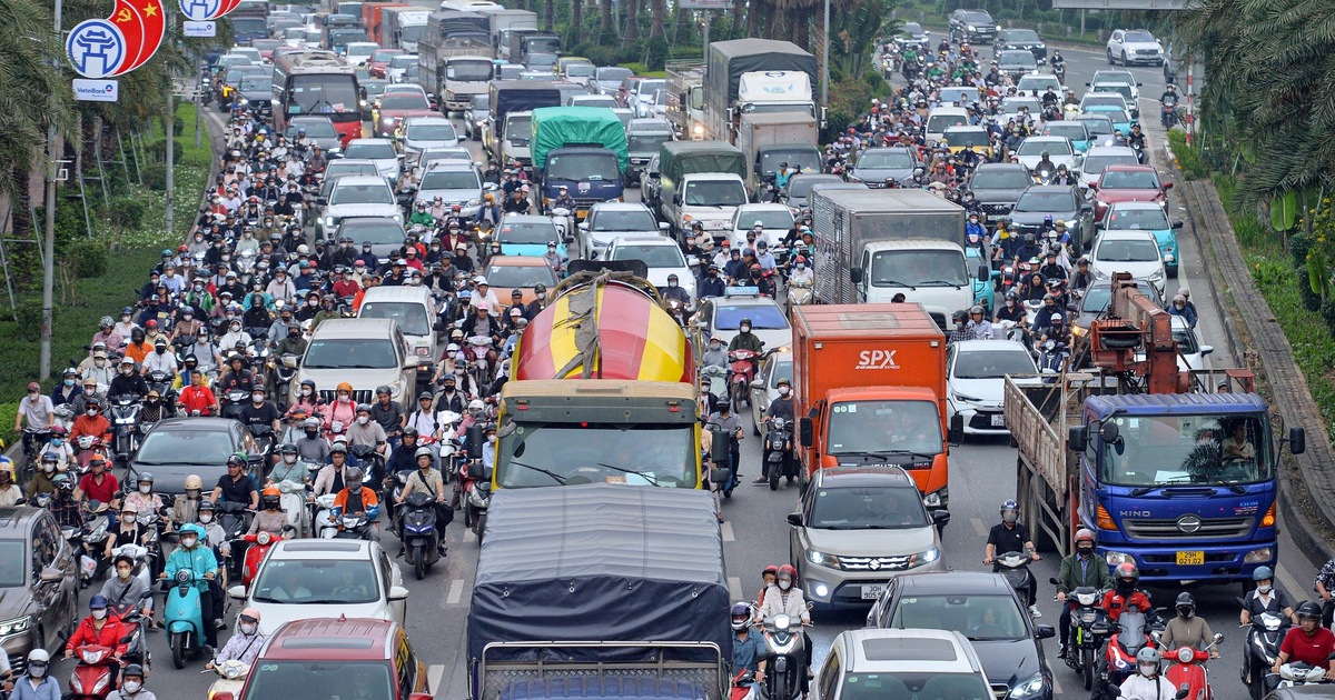 Đại lộ Thăng Long &ugrave;n tắc d&agrave;i, người d&acirc;n chật vật về nh&agrave; giờ tan tầm