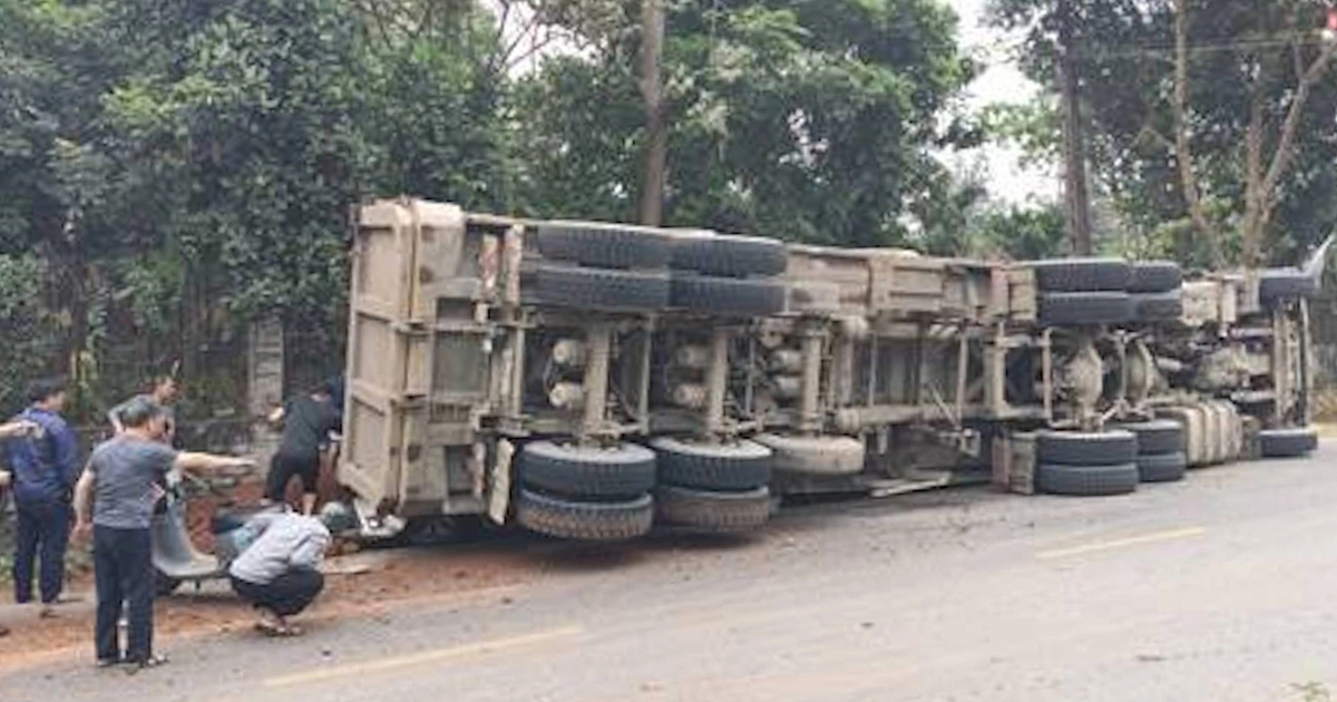 Xe đầu k&eacute;o lật đ&egrave; bẹp xe con v&agrave; xe m&aacute;y, 2 phụ nữ tử vong