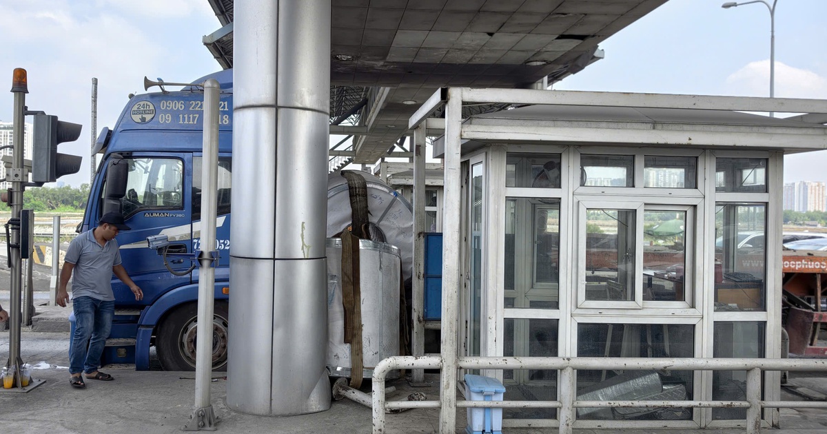 TP.HCM: Xe đầu kéo thắng gấp, cuộn thép văng vào trạm thu phí cầu Phú Mỹ