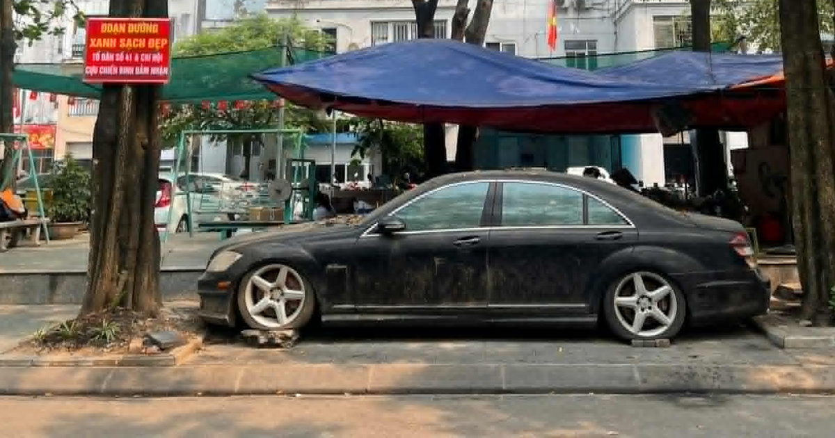 Mercedes S63 bị bỏ quên 10 năm trên vỉa hè Hà Nội