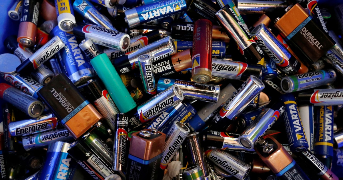 Cảnh báo thói quen cất giữ pin tiểu trong các gia đình