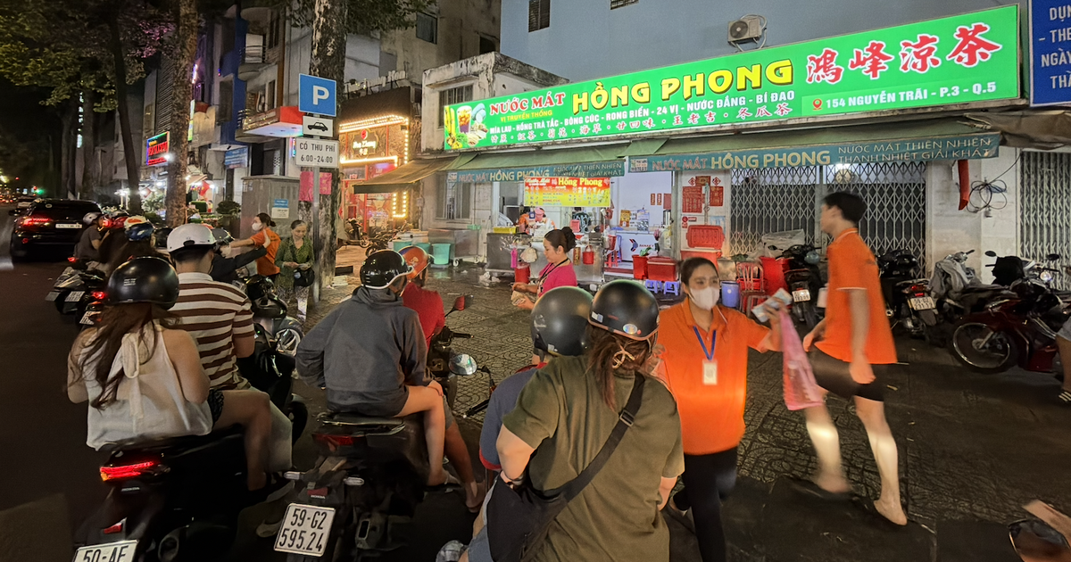 Vỉa hè tấp nập người dân và du khách mỗi tối