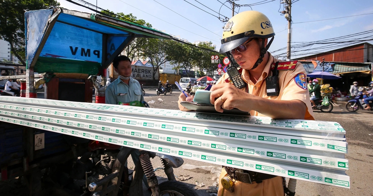 'Máy chém di động' từ xe ba gác chở hàng cồng kềnh khiến người TP.HCM lo sợ