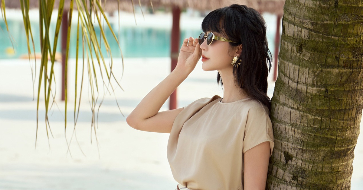 Mẫu áo đẹp nên phối cùng chân váy midi