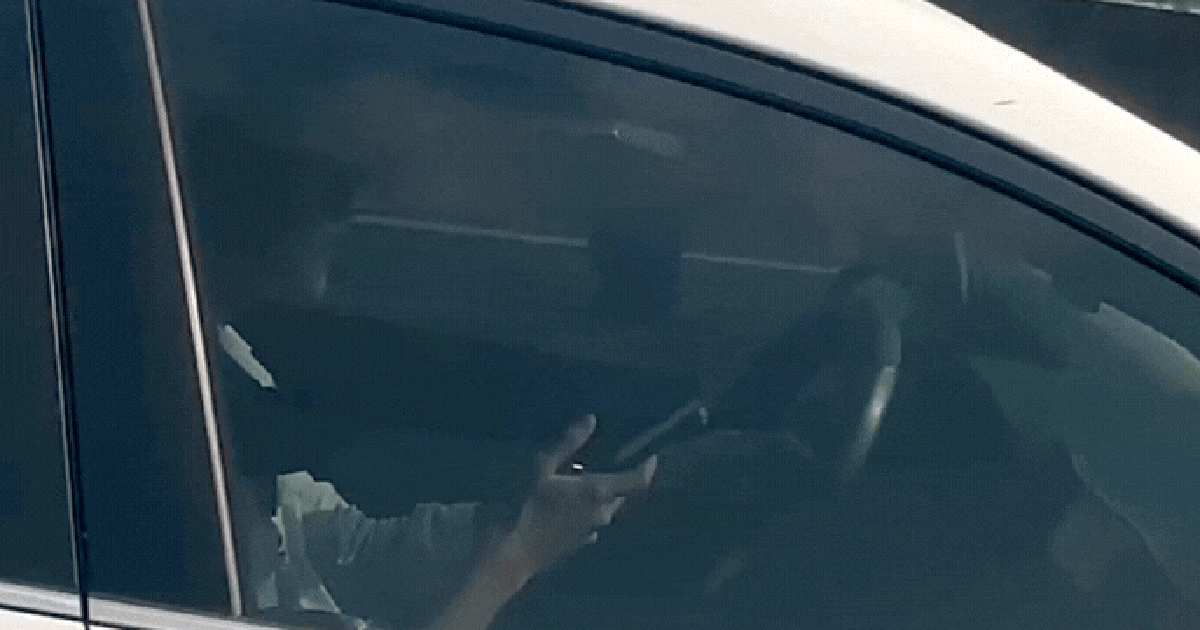 Dùng điện thoại, tài xế 'lọt' vào camera của CSGT hóa trang trên cao tốc