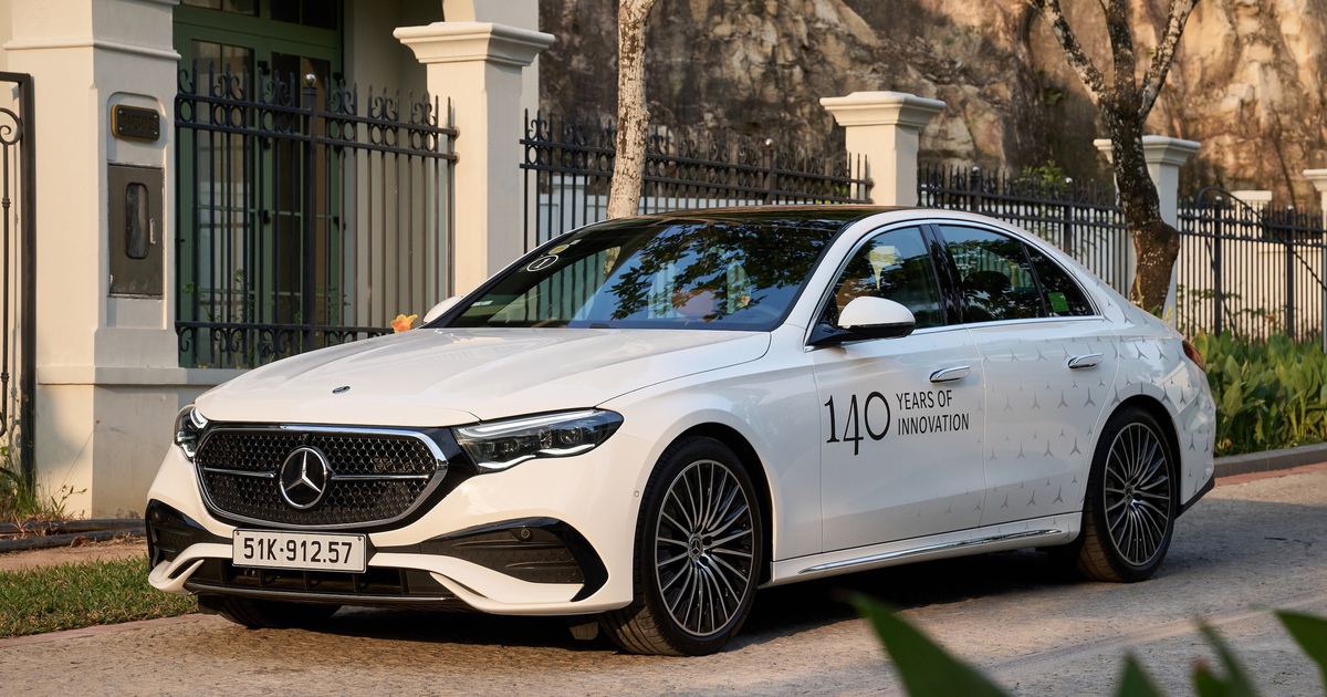 'Ôm' vô-lăng Mercedes E300 AMG vòng quay đảo Ngọc: Điều gì giá trị hơn chất sang?