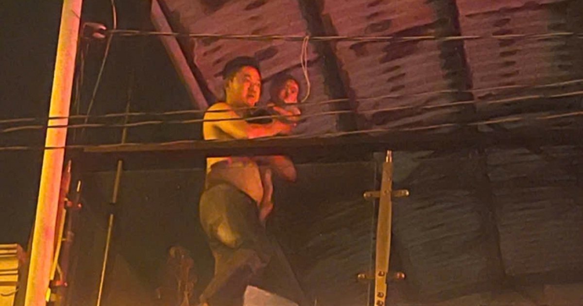 Đại úy băng qua đám cháy, cứu thoát em bé 13 tháng tuổi